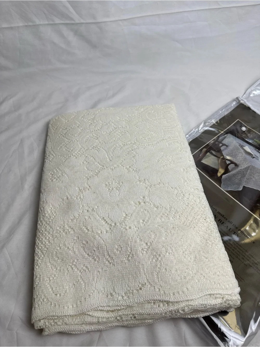 New Quaker Lace Blue Ribbon Collection Oblong Tablecloth American Beauty 70x126